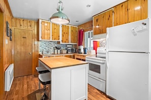 Geladeira, micro-ondas, fogão, cooktop