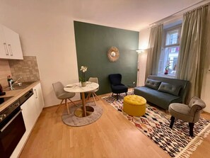 A compact living space with a kitchen, dining area, and seating area. - Beautiful studio at the Naschmarkt, 5 minutes from the center and in an absolutely quiet location (Wien)