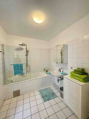 Hårføner, håndklær, såpe og sjampo