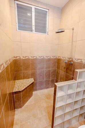 Haartrockner, Handtücher, Seife, Toilettenpapier