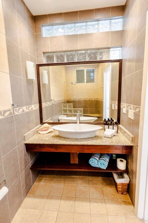 Secadora de cabello, toallas, jabón, papel de baño 
