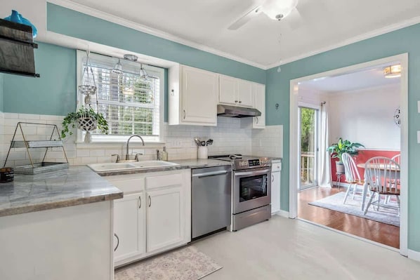 Fridge, microwave, oven, stovetop - Lassiter St · Be Comfy in Bull City (Durham)