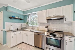 Fridge, microwave, oven, stovetop - Lassiter St · Be Comfy in Bull City (Durham)