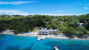 In Strandnähe, Liegestühle, Strandtücher