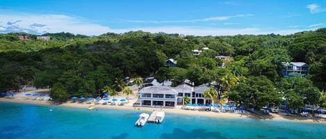 Una spiaggia nelle vicinanze, lettini da mare, teli da spiaggia