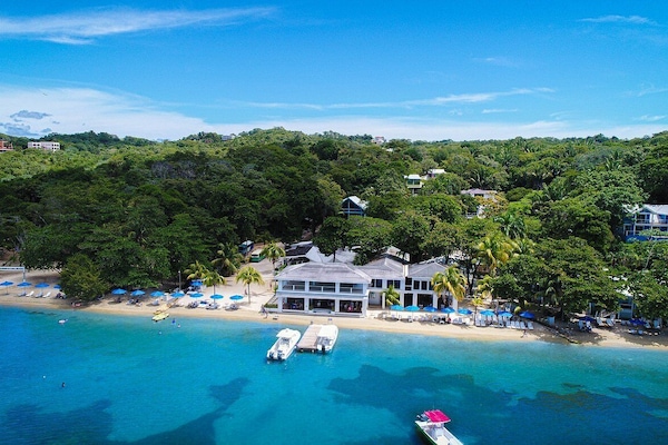 Playa en los alrededores, camastros y toallas de playa