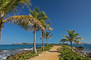 Sur la plage, chaise longue, serviettes de plage