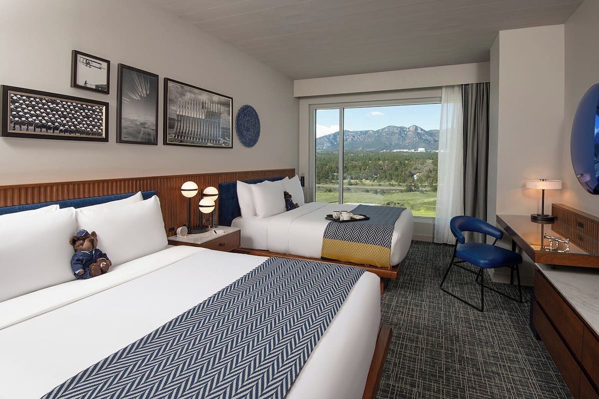 Chambre, 2 grands lits, vue montagne