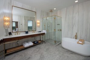 Suite (Superintendent) | Bathroom | Shower, free toiletries, hair dryer, bathrobes