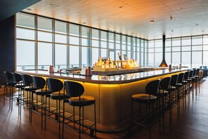 3 bars/lounges, rooftop bar, lobby lounge - Hotel Polaris (Colorado Springs)