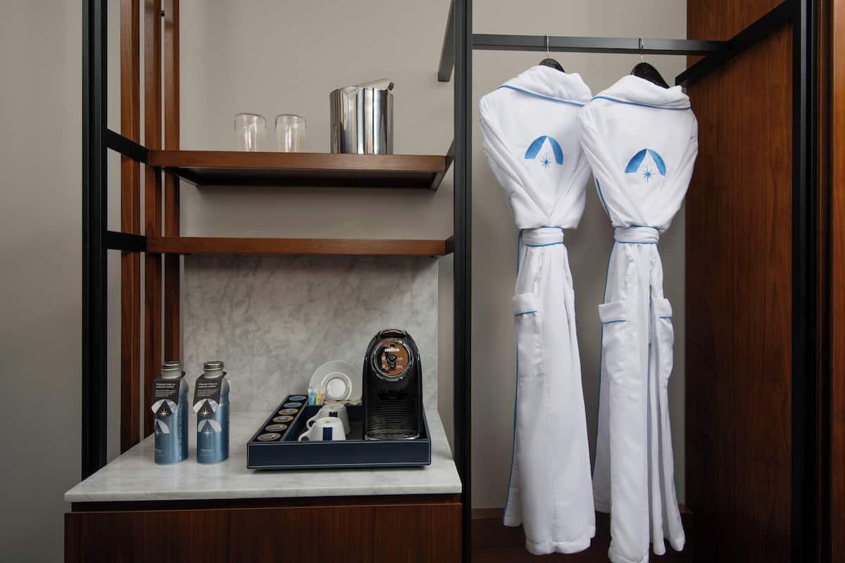 Literie hypoallergénique, minibar, coffres-forts dans les chambres