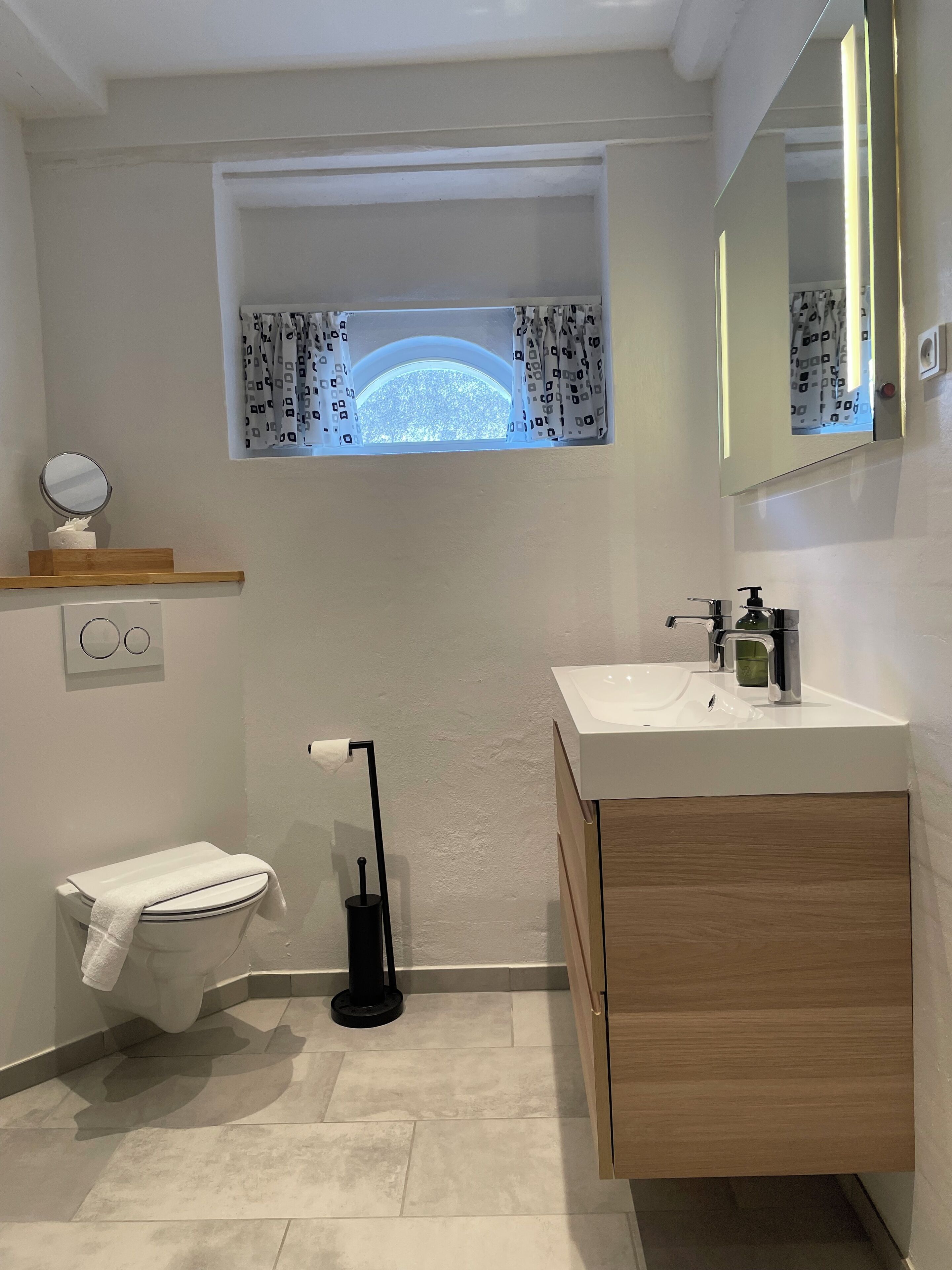 Habitación doble superior | Baño | Regadera, amenidades de baño gratuitas, toallas, jabón 
