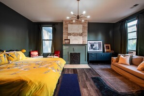 2 bedrooms, desk, iron/ironing board, WiFi - Bluff City Luxe-Loft HUGE 2 bed/2bath, King bed, Gated, Fully Renovated (Memphis)