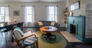 Smart TV, fireplace - Bluff City Luxe-Loft HUGE 2 bed/2bath, King bed, Gated, Fully Renovated (Memphis)