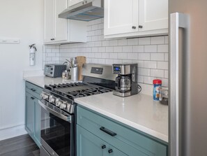 Microwave, oven, stovetop, dishwasher - Bluff City Luxe-Loft HUGE 2 bed/2bath, King bed, Gated, Fully Renovated (Memphis)