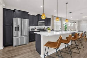 Microwave, high chair - 5 Bedrooms/ 5.5 Bathrooms/ Windsor Island(1921 SD) (Davenport)