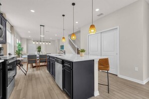 Microwave, high chair - 5 Bedrooms/ 5.5 Bathrooms/ Windsor Island(1921 SD) (Davenport)