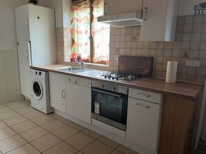 Jääkaappi, mikroaaltouuni, uuni, liesi