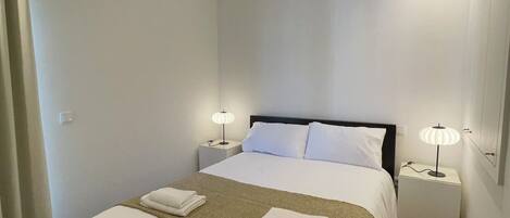 3 dormitorios, escritorio, tabla de planchar con plancha y cuna de viaje