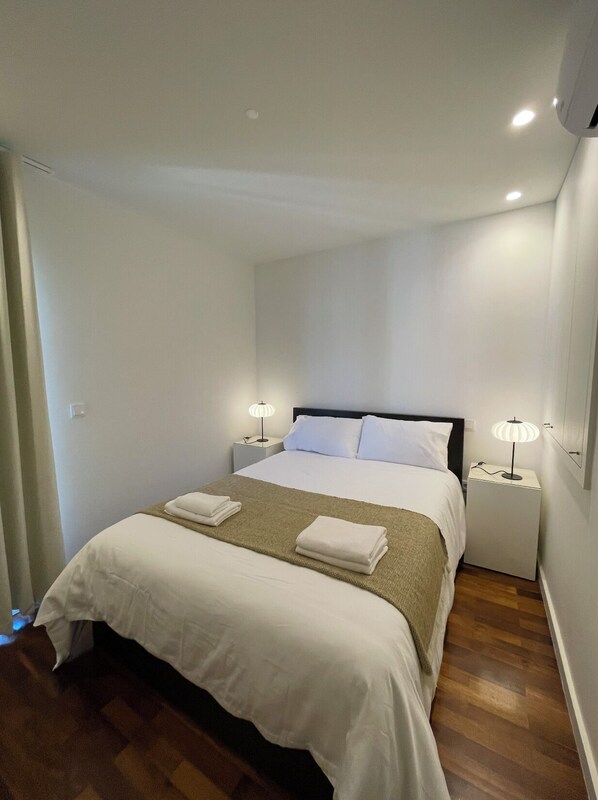 3 عدّة غرف نوم ومكتب ومكواة/لوح كي وسرير سفر