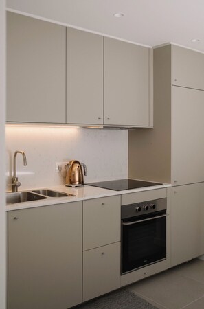 ثلاجة، ميكروويف، فرن، موقد طهي مسطح