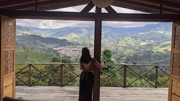 Luxury Cabin, Balcony, Mountain View | Living area