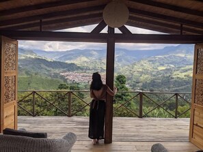 Luxury Cabin, Balcony, Mountain View | Living area