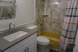 Hair dryer, towels, soap, shampoo - Charming 1-bedroom apartment with WiFi, AC in beautiful Dania Beach unit 202 (Dania Beach)