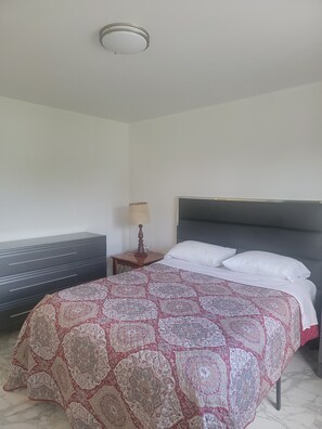 1 bedroom, iron/ironing board, WiFi, bed sheets - Charming 1-bedroom apartment with WiFi, AC in beautiful Dania Beach unit 202 (Dania Beach)