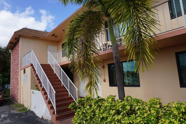 Exterior detail - Charming 1-bedroom apartment with WiFi, AC in beautiful Dania Beach unit 202 (Dania Beach)