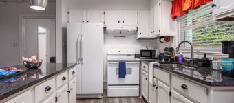 Vibrant 4bd w/ Games & Backyard - 5 Mins to UF

