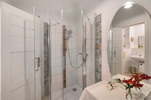 Dusche, Haartrockner, Handtücher