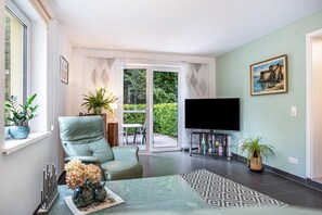 TV, fireplace, stereo