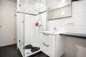 Een douche, een haardroger, handdoeken
