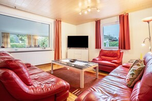 TV - Apartment 'Prerow Am Deich - Fewo 3' with Private Terrace, Private Garden and Wi-Fi (Prerow)