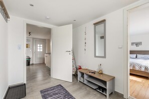 Une chambre à coucher moderne avec un lit, une table de chevet et un miroir.