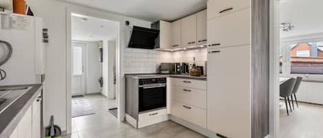 Een koelkast, een microgolfoven, een oven, een kookplaat