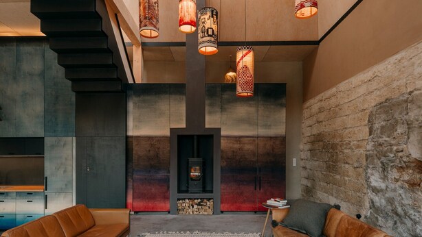 A modern interior with leather sofas, a fireplace, and hanging lamps. - Holiday Home Feuer & Flamme – Your Retreat in Jena-Kunitz by the Saale (Jena)