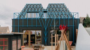 A modern building with a geometric facade, large windows, and a patio area. - Holiday Home Feuer & Flamme – Your Retreat in Jena-Kunitz by the Saale (Jena)
