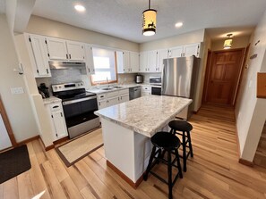 Refrigerador, microondas, horno y parrilla de estufa 