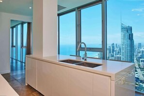 Cribs/infant beds - Hilton Surfers Paradise Hotel & Residences (Gold Coast)