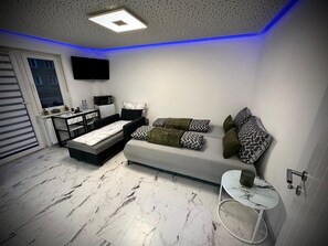 TV - Apartment 'Deluxe -  'Andrei 2'' with Balcony and Wi-Fi (Neuburg an der Donau)