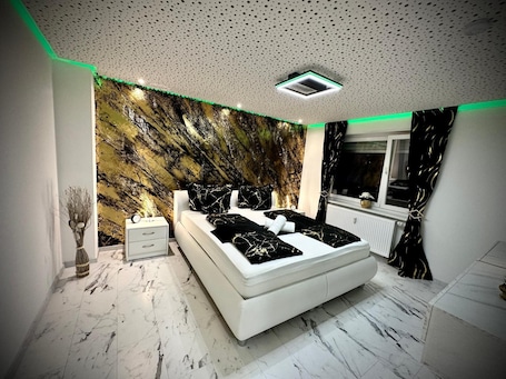 1 bedroom, free WiFi, bed sheets. Apartment 'Deluxe - 'Andrei 2'' with Balcony and Wi-Fi