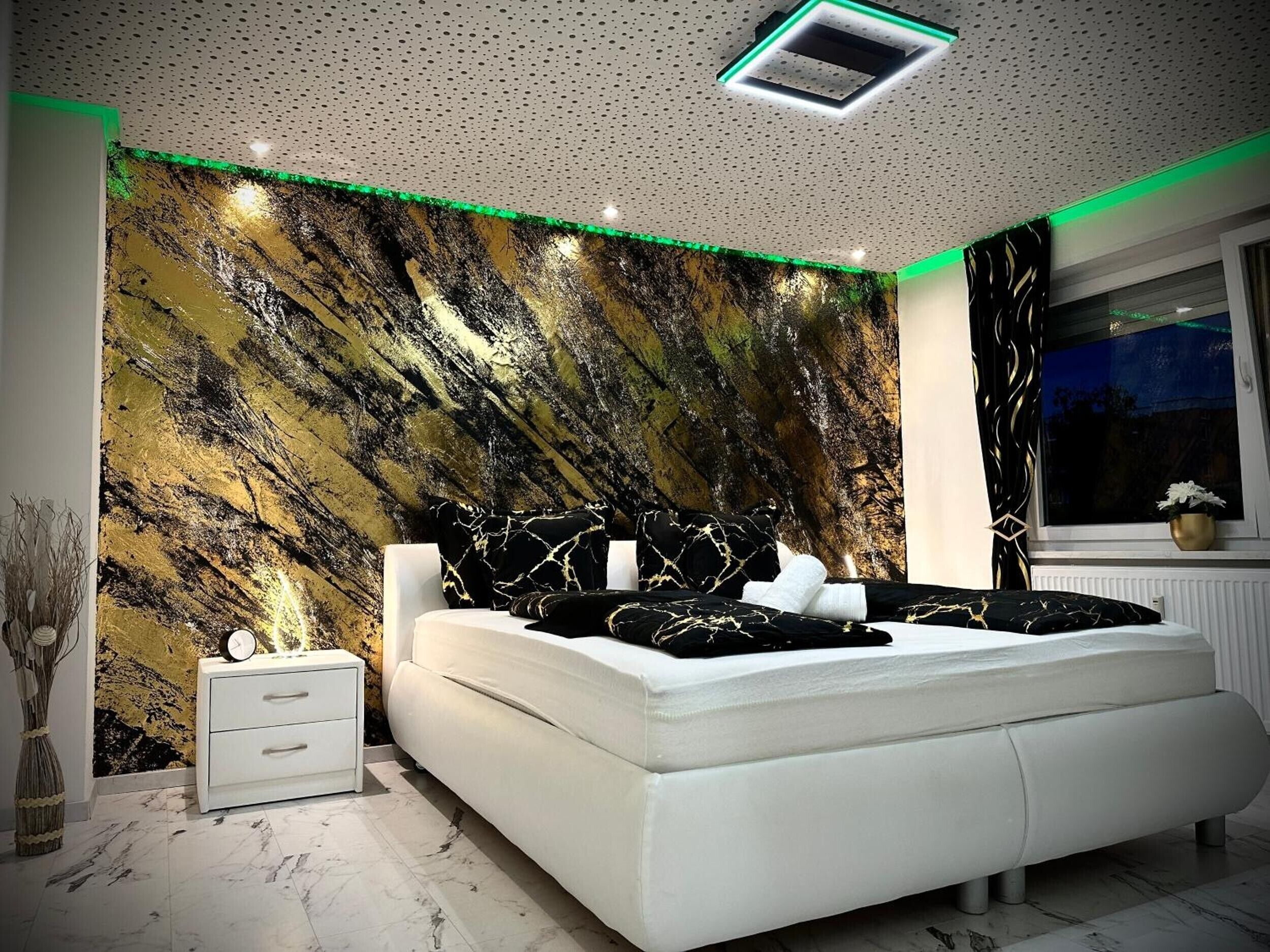 Une chambre à coucher comprenant un lit, une table de chevet et un mur orné d’un motif texturé.