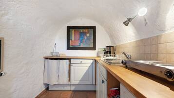 Kühlschrank, Wasserkocher mit Kaffee-/Teezubehör, Wasserkocher, Toaster