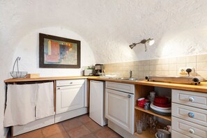 Kühlschrank, Wasserkocher mit Kaffee-/Teezubehör, Wasserkocher, Toaster