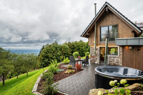 Chalet 'Waldlux Luxus- Brennhus' mit Bergblick, privater Terrasse und Wi-Fi