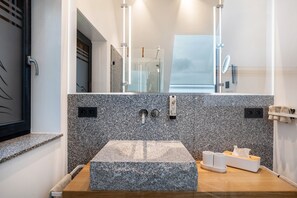 Dusche, Haartrockner, Handtücher