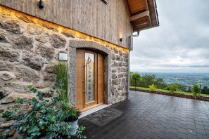 Exterior detail - Chalet 'Waldlux Luxus- Brennhus' with Mountain View, Private Terrace and Wi-Fi (Kappelrodeck-Waldulm)