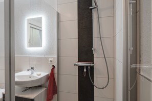 Dusche, Haartrockner, Handtücher